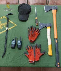 Hachas y otros materiales incautados a los tres presuntos ladrones.
