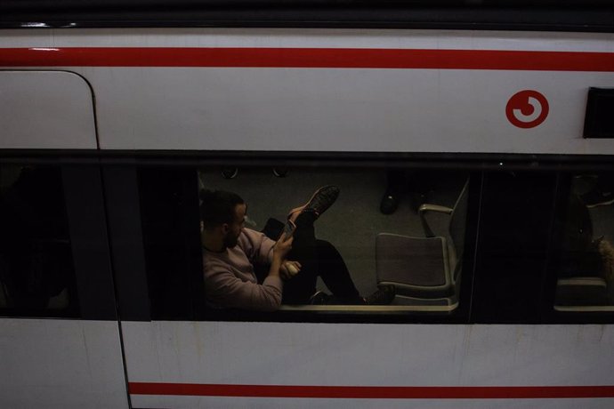 Archivo - Una persona en un vagón de un tren en la Estación de Atocha 