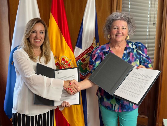 La presidenta del Cabildo de Tenerife, Rosa Dávila, y la alcaldesa de Vilaflor, Agustina Beltrán