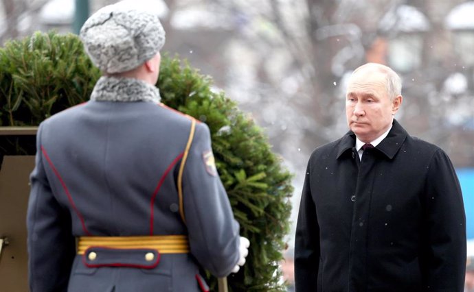 Archivo - HANDOUT - 23 February 2024, Russia, Moscow: President of Russia Vladimir Putin (R) lays a wreath at the Tomb of the Unknown Soldier. Photo: Sergey Savostyanov/TASS/Kremlin/dpa - ATTENTION: editorial use only and only if the credit mentioned abov