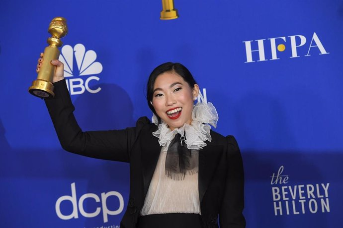 Archivo - 05 January 2020, US, Beverly Hills: US actress Awkwafina poses for a picture with her Golden Globe Award trophy in the Press Room of the 77th Annual Golden Globe Awards, at The Beverly Hilton Hotel. Photo: Kevin Sullivan/ZUMA Wire/dpa