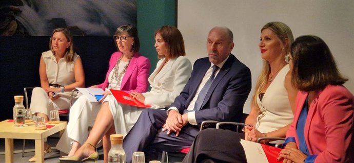 Inauguración de la jornada Salud integral 360: bienestar en el ámbito laboral y personal, organizada por la Federación de Empresas y Directivas de Asturias (Feda), en el marco de la 67 Feria  Internacional de Muestras de Asturias, en Gijón.