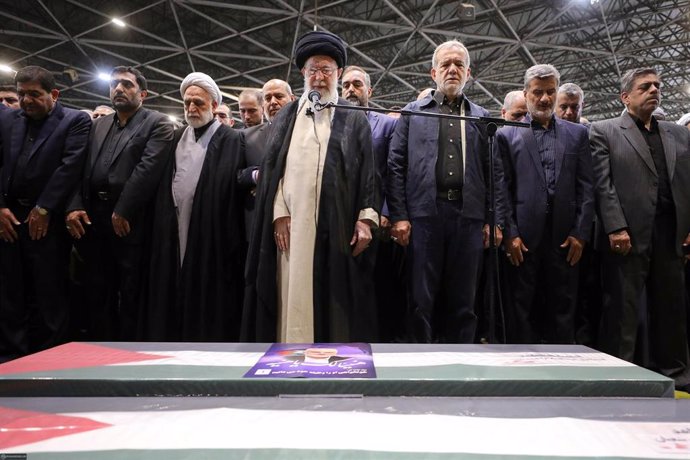 El líder supremo de Irán, Alí Jamenei, durante el funeral del que fuera líder del Movimiento de Resistencia Islámica (Hamás), Ismail Haniye