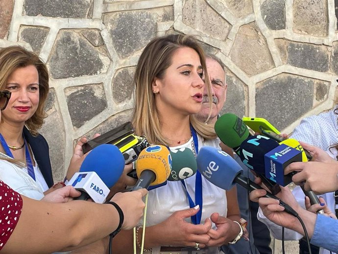 Las parlamentarias Sofía Acedo e Isabel Moreno atendiendo a los medios en Melilla