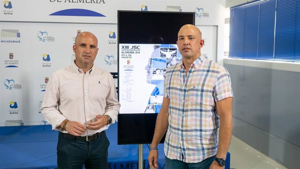 Presentación del 'Judo Summer Camp' por el vicepresidente y diputado de Deportes de Almería, Vida Saludable y Juventud, José Antonio García, y el presidente de la Escuela de Judo Alianza KSV, León Granda.