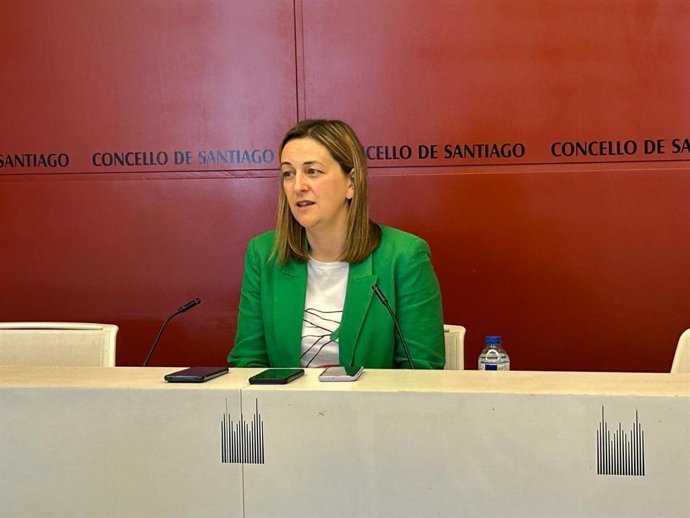 Archivo - La concejala de Capital Cultural, Turismo, Educación e Memoria Histórica del Ayuntamiento de Santiago, Míriam Louzao, en rueda de prensa.