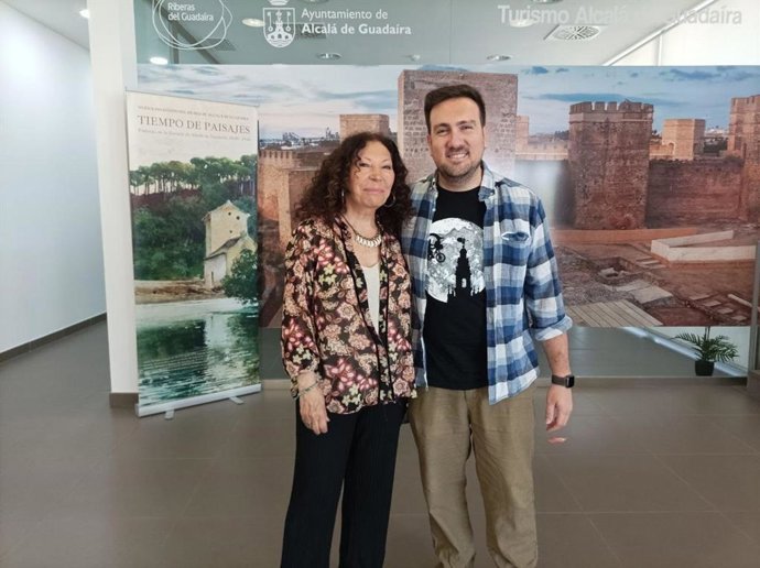 El delegado municipal de Turismo de Alcalá de Guadaíra (Sevilla), Christopher Rivas, junto a la directora de cine y guionista, Pilar Távora.