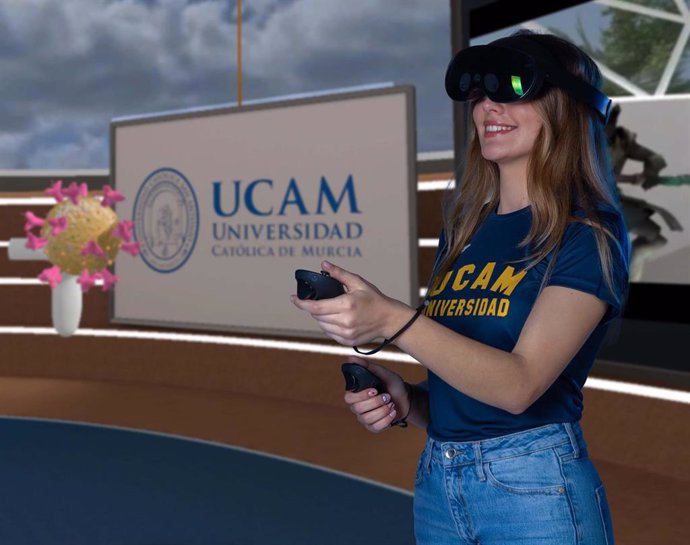 Una alumna de la UCAM con gafas de Realidad Virtual