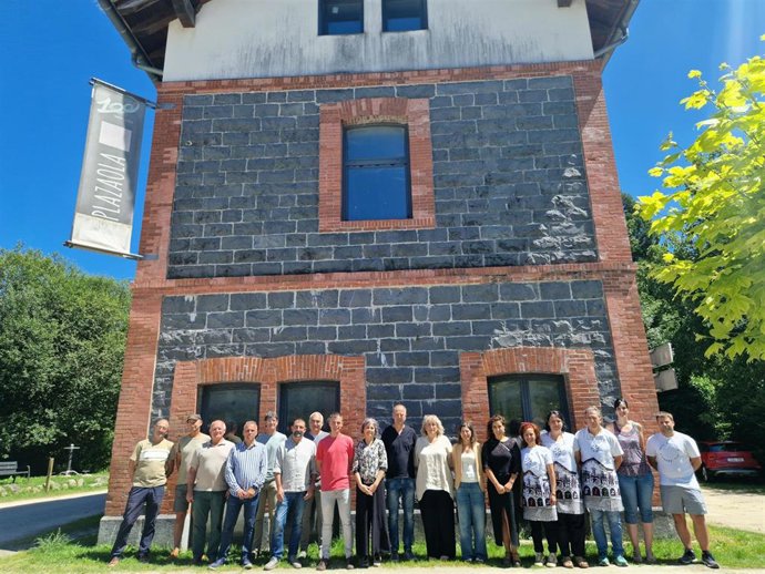 La consejera Esnaola y la directora general de Turismo, Ana Rivas, participan en la firma del convenio