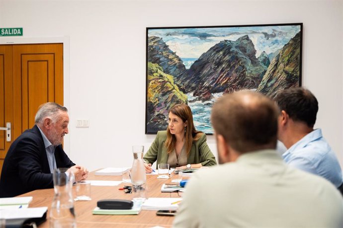 La conselleira do Medio Rural, María José Gómez, mantiene un encuentro con responsables de la Asociación Forestal de Galicia.