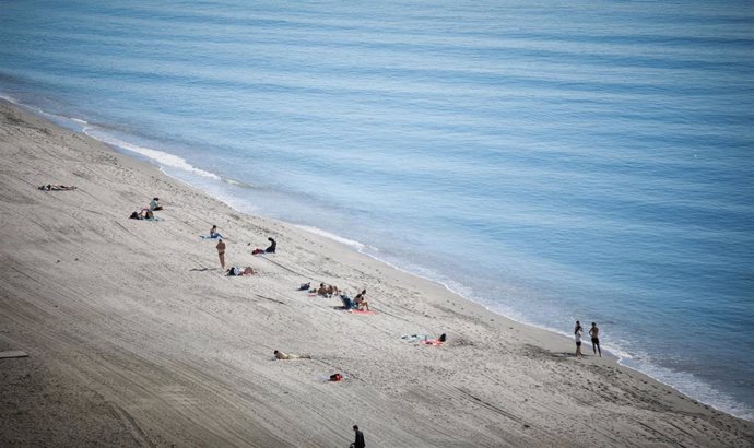 Archivo - Varias personas en la Playa del Zapillo de Almería.