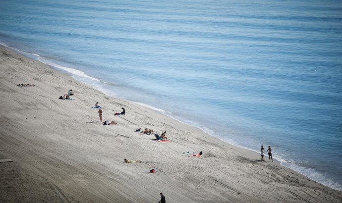Archivo - Varias personas en la Playa del Zapillo de Almería.