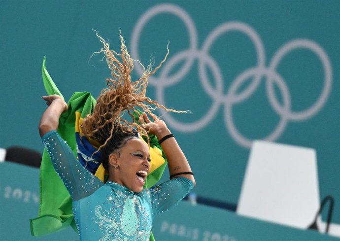 La gimnasta brasileña Rebeca Andrade celebra la medalla de oro en la modalidad de suelo de la gimnasia artística de Paris 2024.