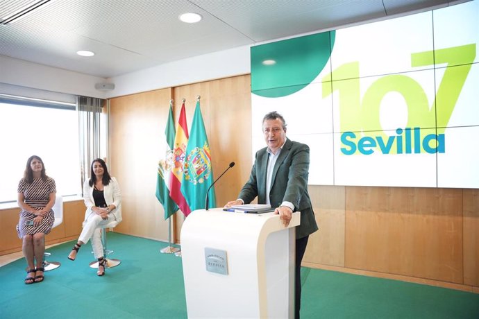 El presidente de la Diputación de Sevilla, Javier Fernández, durante una rueda de prensa para presentar el' Plan Sevilla 107'.