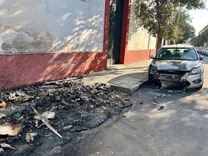 Un vehículo afectado en la quema de contenedores en Sanlúcar.