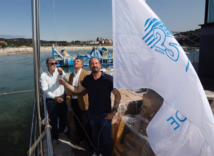 El director de Turismo de Galicia, Xosé Merelles, en el puerto deportivo de Portonovo.