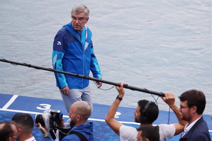 31 July 2024, France, Paris: IOC President Thomas Bach follows the start of the Women's Individual Triathlon at Pont Alexandre III. Photo: Jan Woitas/dpa