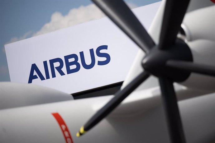 Archivo - FILED - 06 June 2024, Brandenburg, Schoenefeld: The Airbus logo can be seen behind a model of the Eurodrone during the International Aerospace Exhibition (ILA) at Berlin Brandenburg Airport (BER). Photo: Sebastian Christoph Gollnow/dpa