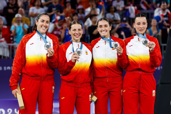 Las jugadoras de la selección española de baloncesto 3x3 tras recibir su medalla de plata