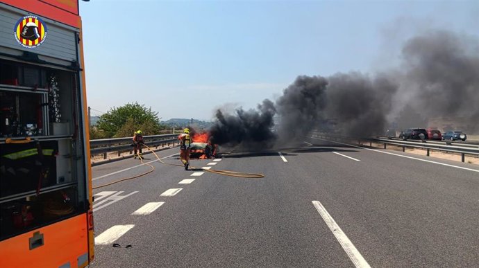 Un vehículo se incendio en la A3 tras sufrir un accidente