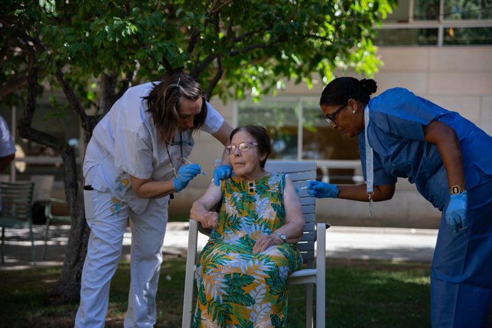 Archivo - Una mujer se vacuna durante el inicio de la campaña de vacunación, a 26 de septiembre de 2023, en L'Hospitalet de Llobregat, Barcelona, Catalunya (España). La campaña de vacunación de gripe y covid ha comenzado hoy en Catalunya con la inoculació
