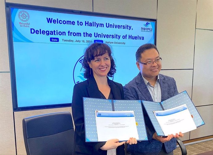 La vicerrectora de Internacionalización y Compromiso Global de la UHU, María Teresa Aceytuno, durante su visita auna universidad de Corea del Sur.