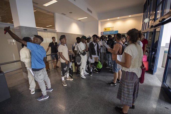 Varias personas llegan al Puerto de Algeciras tras la salida extraordinaria del Centro de Estancia Temporal de Inmigrantes (CETI).