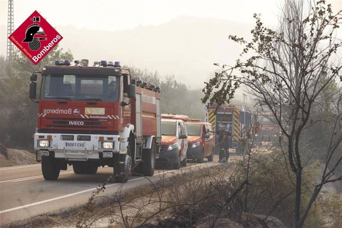 Camiones de bomberos del Consorcio Provincial de Bomberos de Alicante en el incendio de Benasau