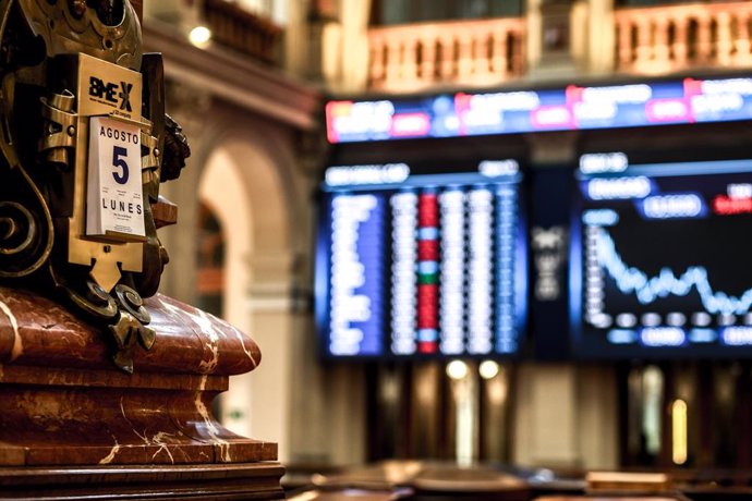 Calendario del día de hoy en el Palacio de la Bolsa de Madrid, a 5 de agosto de 2024, en Madrid (España). 