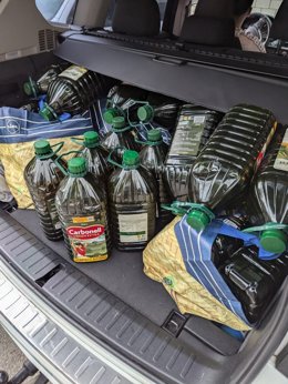 Garrafas de aceite de oliva localizadas en el interior del coche de los tres detenidos por los Mossos d'Esquadra a la salida de un supermercado de Palafrugell (Girona)