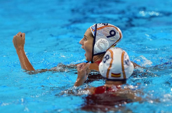 Judith Forca y Pili Peña (de espaldas) en un partido de la selección española femenina de waterpolo en los Juegos Olímpicos de Paris 2024