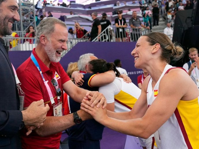 Su Majestad el Rey felicitando al Equipo Olímpico Español de baloncesto 3x3 femenino en los juegos olímpicos de París 2024.