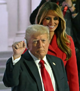 July 19, 2024, Milwaukee, Wisconsin, USA: Republican presidential candidate, former U.S. President DONALD J. TRUMP  raises his first as a sign to fight as his wife MELANIA TRUMP  stands behind on stage on the final night