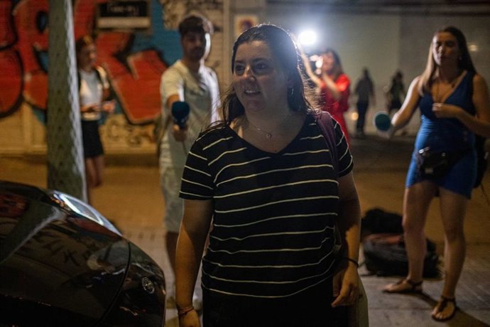 Mar Besses saliendo de la reunión