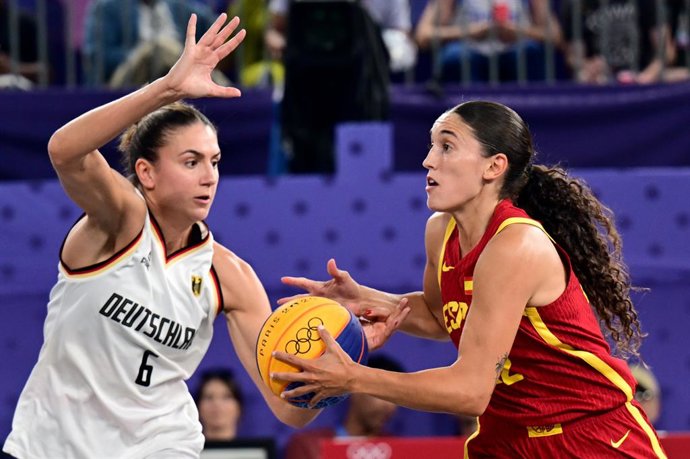 05 August 2024, France, Paris: Germany's Marie Greinacher (L) plays against Spain's Juana Camilion during the Basketball 3x3 women's final match between Germany and Spain at Place de la Concorde on day ten of the Olympic Games Paris 2024 at Bercy Arena. P