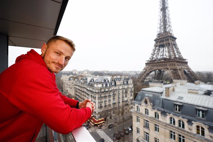 Archivo - Marcus Cooper poses for photo in front of Eiffel Tower during the visit of the Iberia Team “Talento “a Bordo to Paris less than two hundred days before the start of the Paris 24 Olympic Games on January 13, 2024 in Paris, France.