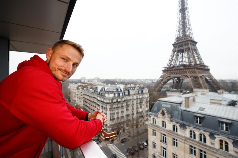 Archivo - Marcus Cooper poses for photo in front of Eiffel Tower during the visit of the Iberia Team Talento a Bordo to Paris less than two hundred days before the start of the Paris 24 Olympic Games on January 13, 2024 in Paris, France.