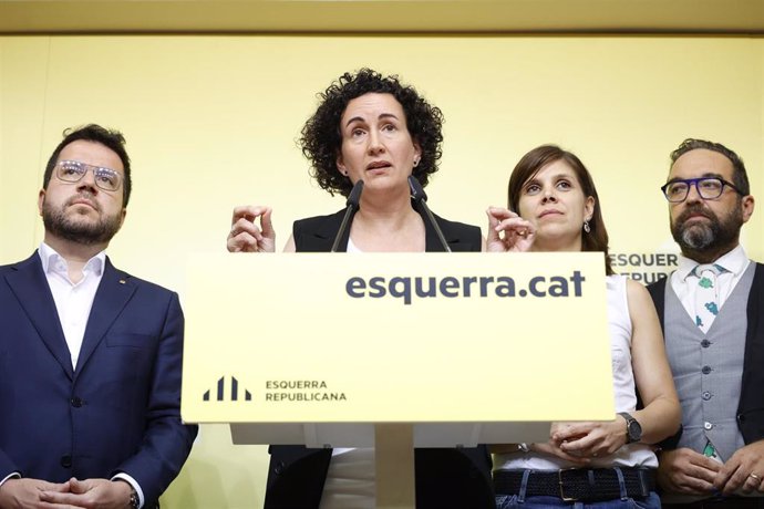 La secretaria general de ERC en funciones, Marta Rovira, durante una rueda de prensa de ERC, en la sede del partido, a 2 de agosto de 2024, en Barcelona, Catalunya (España). La militancia de ERC ha avalado hoy con un 53,5% un preacuerdo con el PSC para in