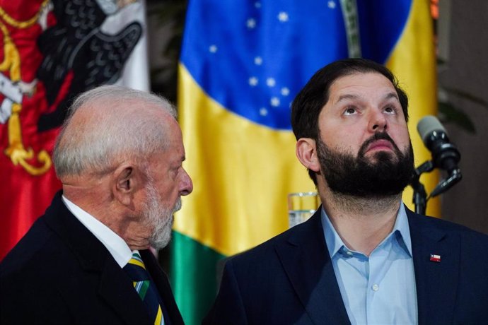 El presidente de Brasil, Luiz Inácio Lula da Silva (izquierda), y su homólogo chileno, Gabriel Boric (derecha)