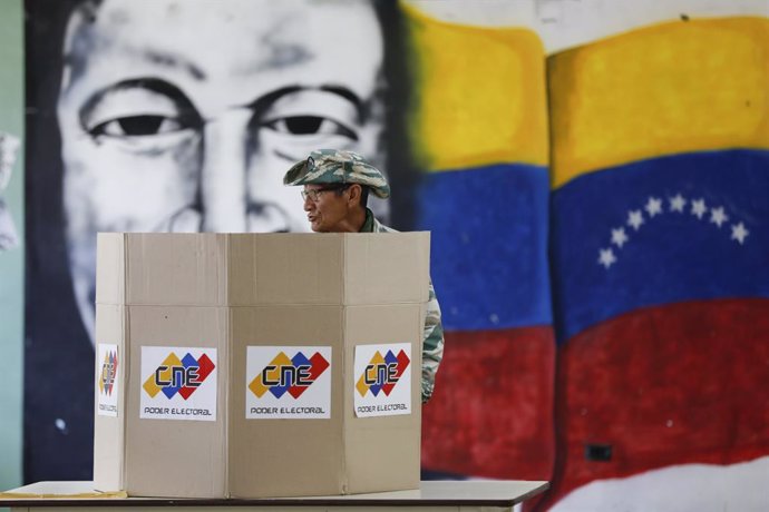 Archivo - Imagen de archivo de un centro de votación en el simulacro para las elecciones presidenciales de Venezuela