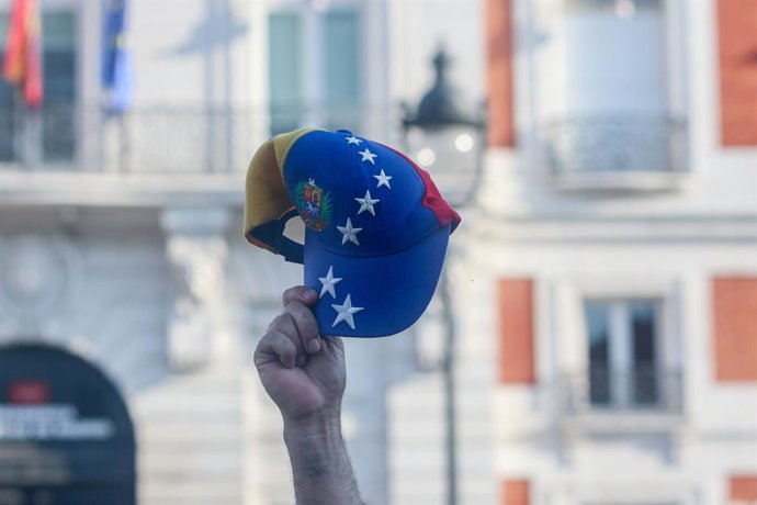 Una gorra con la bandera venezolana durante una concentración contra Nicolás Maduro, en la Puerta del Sol, a 3 de agosto de 2024, en Madrid (España). El Comando ConVzla ha convocado la protesta para mostrar su rechazo a Nicolás Maduro y apoyar a Venezue
