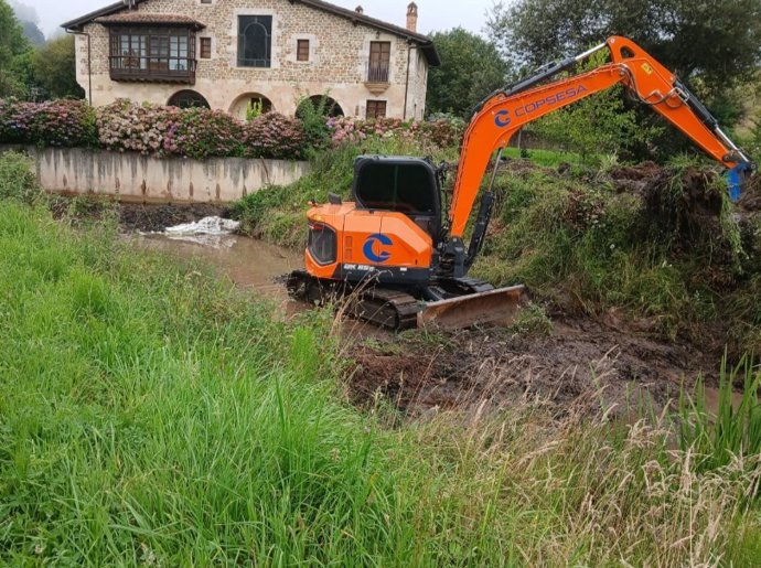 Trabajos de retirada de los lodos acumulados en el canal