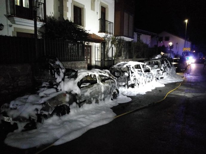 Bomberos del 112 extinguen un incendio que afecta a tres vehículos.