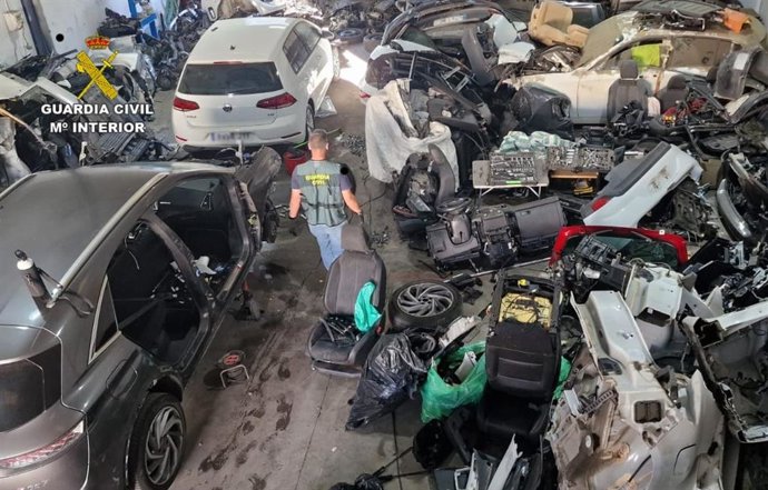 Vehículos en la nave industrial identificada durante el operativo.