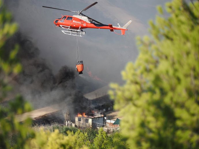 Archivo - Imagen de archivo de un helicóptero trabajando en la extinción de un incendio en Artajona