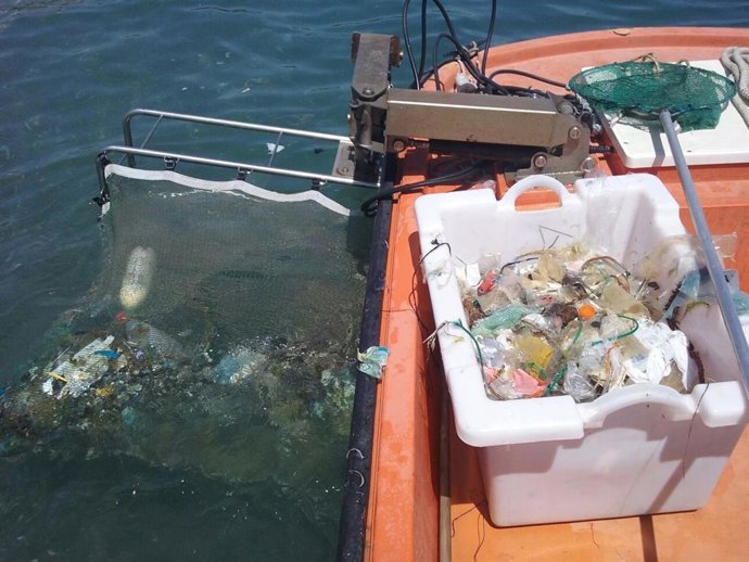 Archivo - Residuos recogidos por barcos en las aguas de la  costa del sol occidental e una imagen de archivo 