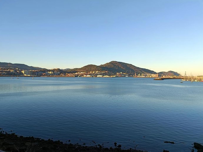 Archivo - Santurtzi en una jornada soleada de Navidad visto desde Getxo (Bizkaia)