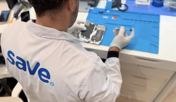 Técnico de Save Store reparando un móvil