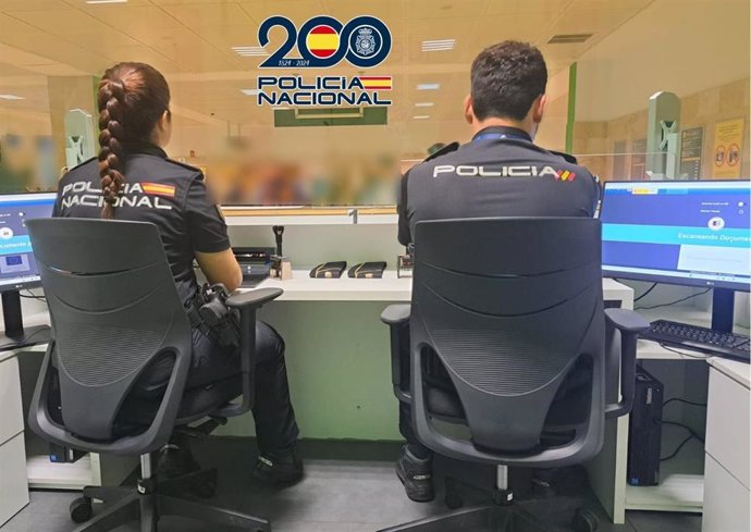 Dos agentes de la Policía Nacional, en una imagen de archivo