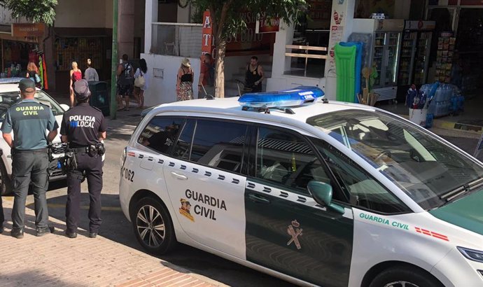 Archivo - Agente de la Guardia Civil y Policía Local.